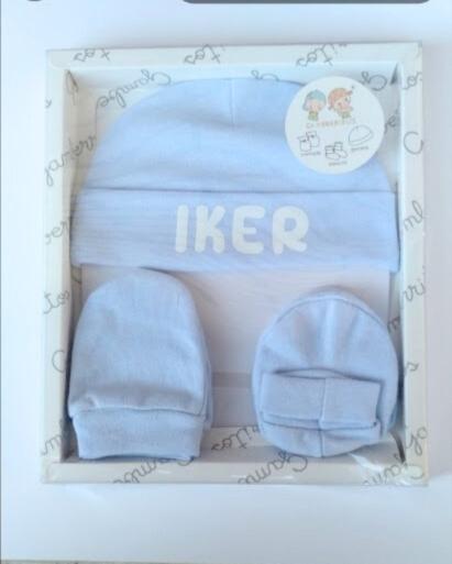 Conjunto Recien nacido.Gorrito, manoplas y patucos. Opción de personalizar con nombre.